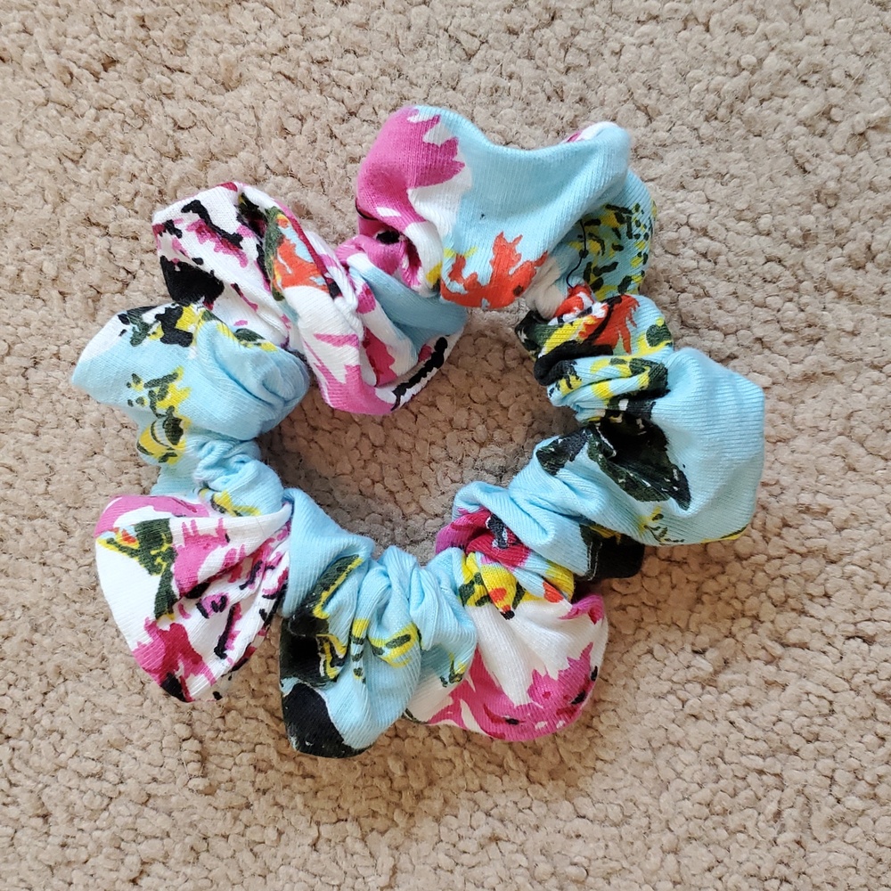 Baby Be Mine Floral Swaddle Set With Matching Scrunchie - Picture 3 of 6